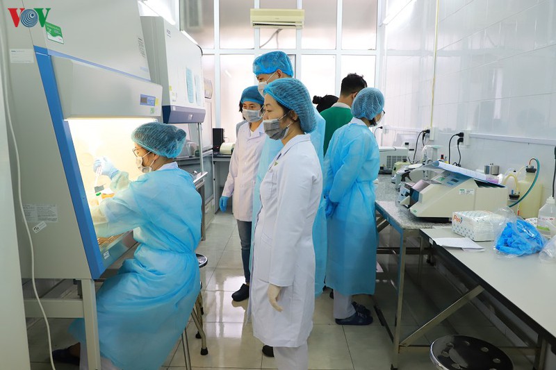 quang ninh test nhanh nguoi qua vung dich de sang loc sars-cov-2 hinh 1