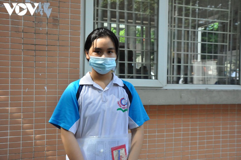 thi sinh deo khau trang kin mit, xep hang gian cach lam thu tuc du thi hinh 22