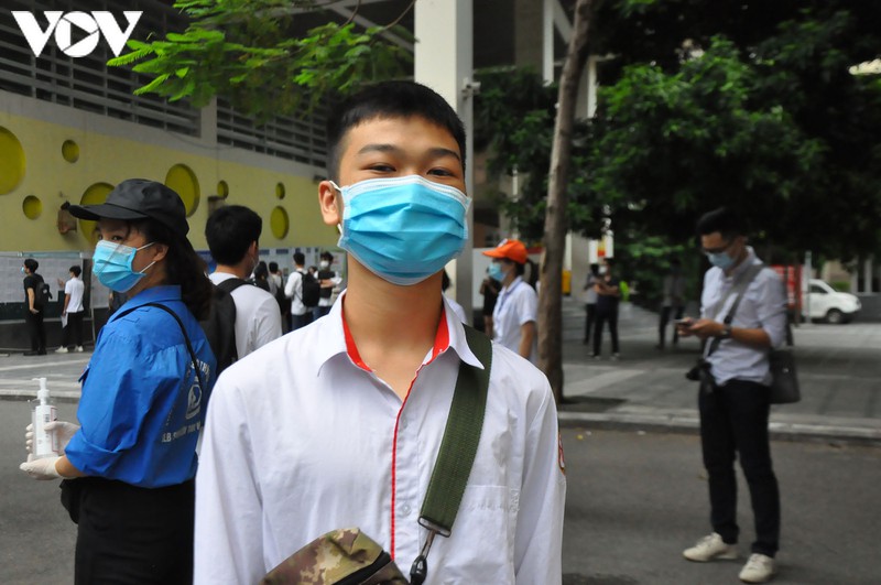 thi sinh deo khau trang kin mit, xep hang gian cach lam thu tuc du thi hinh 24