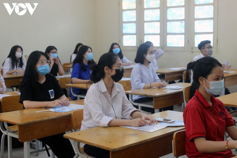 thi sinh deo khau trang kin mit, xep hang gian cach lam thu tuc du thi hinh 25