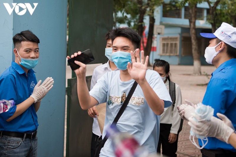 thi sinh bat ngo vi de thi ngu van khong hoi ve dich covid-19 hinh 1