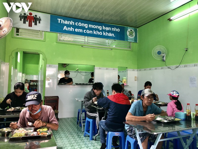 những suất cơm "vài ngàn" - nghĩa tình trên đất tây đô hình 11 nhung suat com "vai ngan" - nghia tinh tren dat tay do hinh 11