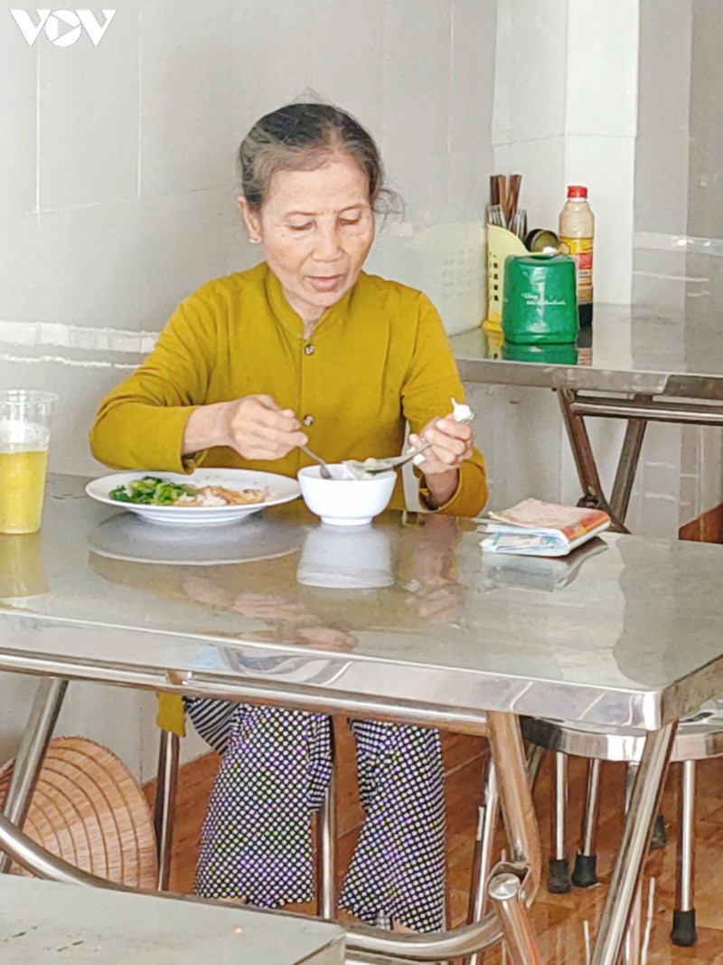 những suất cơm "vài ngàn" - nghĩa tình trên đất tây đô hình 3 nhung suat com "vai ngan" - nghia tinh tren dat tay do hinh 3