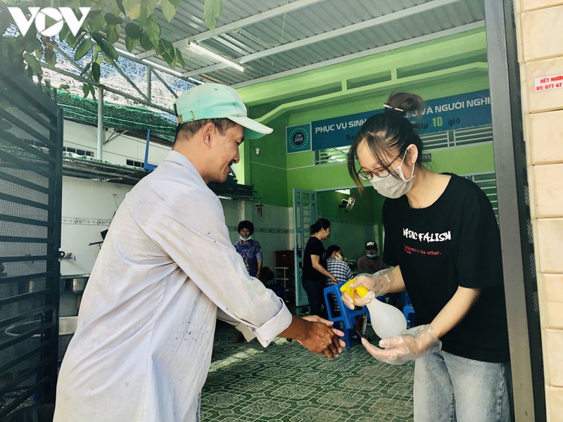 những suất cơm "vài ngàn" - nghĩa tình trên đất tây đô hình 6 nhung suat com "vai ngan" - nghia tinh tren dat tay do hinh 6