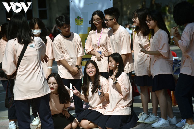 hoc sinh ha noi hao hung ngay tuu truong nam hoc dac biet mua covid-19 hinh 1