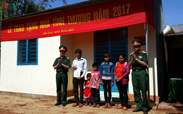 gia lai bo doi trao tang nha tinh thuong cho ho ngheo hinh 1