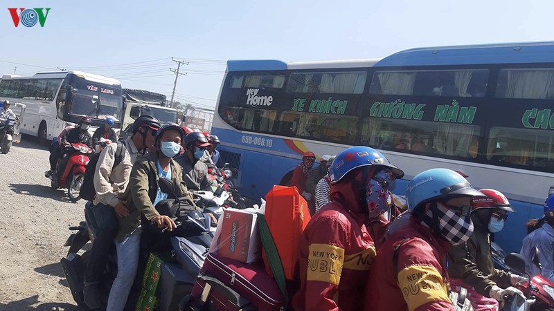 dong nguoi tu tp hcm do ve mien tay an tet giua troi nang nong  hinh 3