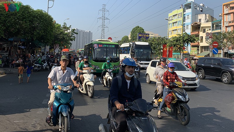 dong nguoi tu tp hcm do ve mien tay an tet giua troi nang nong  hinh 4