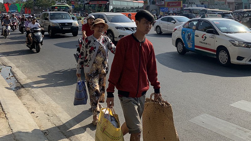dong nguoi tu tp hcm do ve mien tay an tet giua troi nang nong  hinh 5