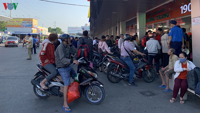 dong nguoi tu tp hcm do ve mien tay an tet giua troi nang nong  hinh 7