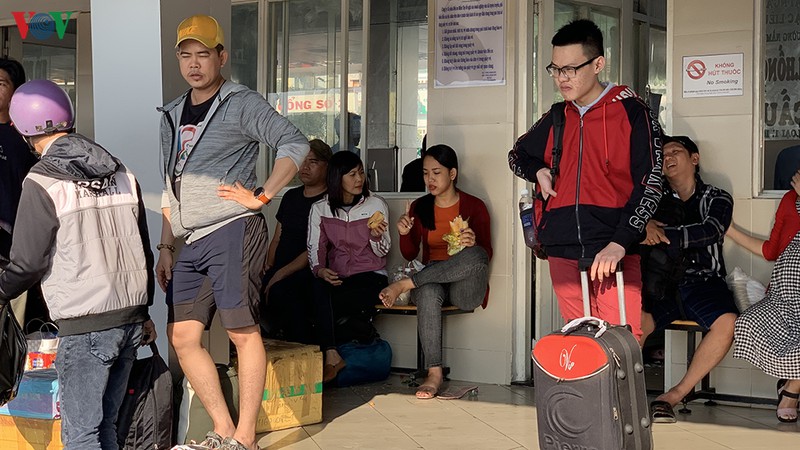dong nguoi tu tp hcm do ve mien tay an tet giua troi nang nong  hinh 8