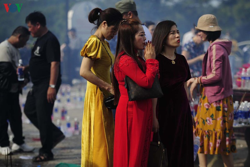 bai rac khong lo day chai lo, chan nhang, nilon duoi chan tuong phat hinh 12