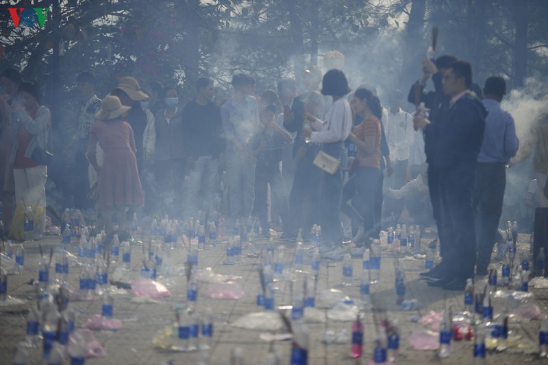 bai rac khong lo day chai lo, chan nhang, nilon duoi chan tuong phat hinh 15