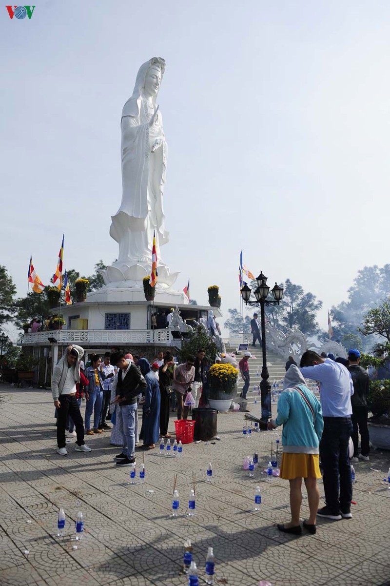 bai rac khong lo day chai lo, chan nhang, nilon duoi chan tuong phat hinh 1