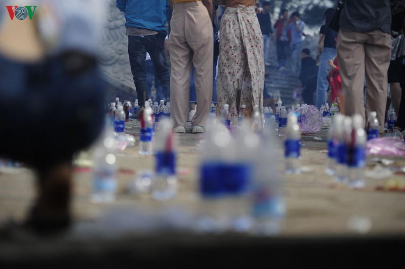 bai rac khong lo day chai lo, chan nhang, nilon duoi chan tuong phat hinh 7