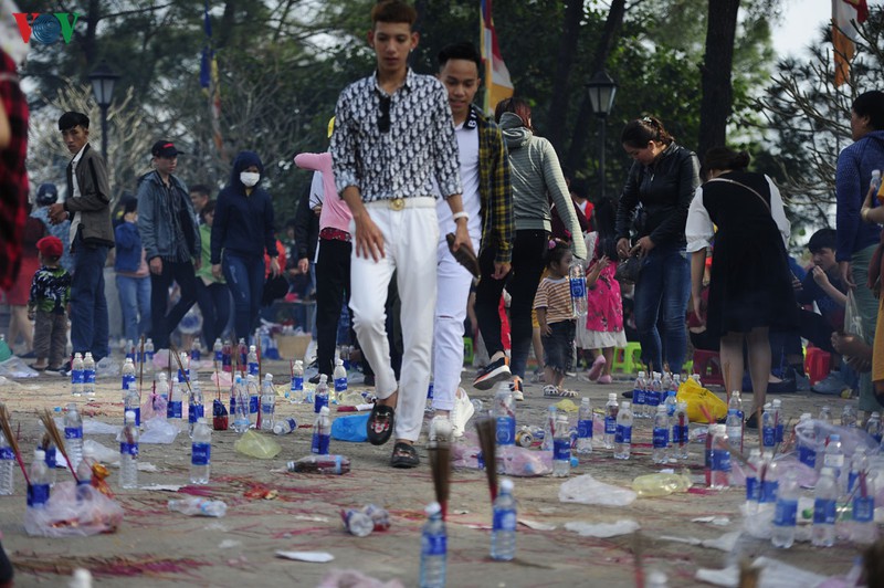 bai rac khong lo day chai lo, chan nhang, nilon duoi chan tuong phat hinh 8