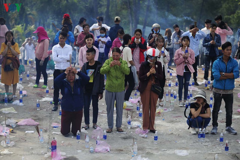 bai rac khong lo day chai lo, chan nhang, nilon duoi chan tuong phat hinh 9