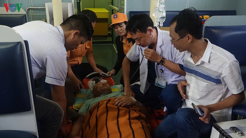 thuyen vien tau nuoc ngoai bi dot quy duoc cap cuu kip thoi hinh 1