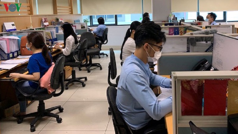 nhan vien nhieu dn o tp hcm deo khau trang lam viec ngan ngua virus corona hinh 1