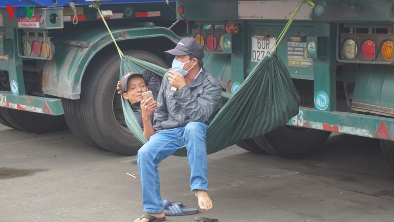 trung quoc tam ngung thong quan, tai xe cho thanh long lo ngay ngay vi bi phat hinh 1