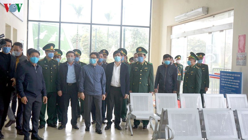 pho thu tuong vu duc dam kiem tra cong tac phong, chong dich tai mong cai (quang ninh) hinh 1