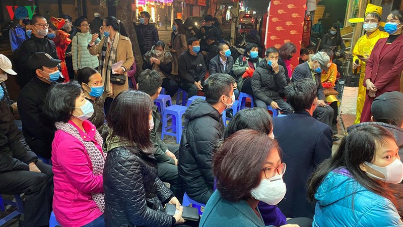 mua vang ngay via than tai: khong con canh chen chuc, tranh mua hinh 1