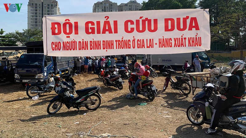 nguoi dan tp hcm xep hang "giai cuu" dua hau hinh 1