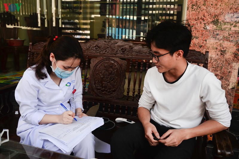 anh: bat dau to chuc khai bao y te, kham sang loc covid-19 tai ha long hinh 7