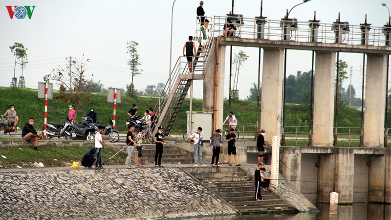 cach ly toan xa hoi, nguoi dan thanh vinh van "do" ve ho dieu hoa dao choi hinh 12
