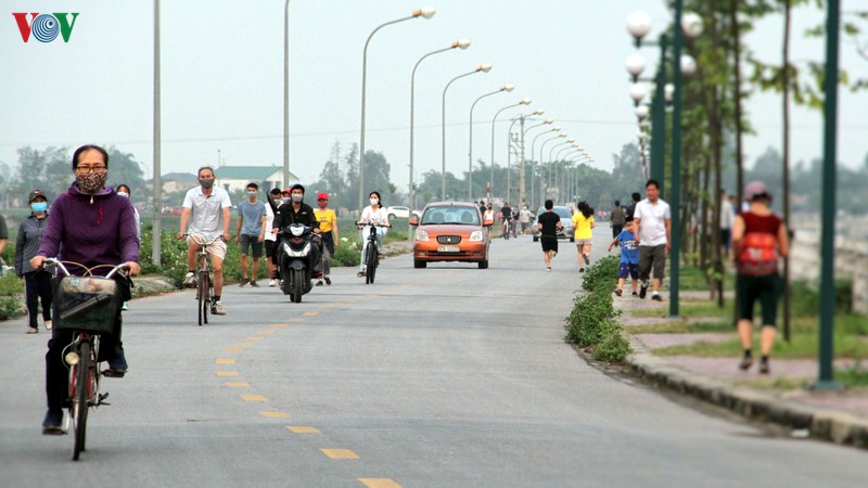 cach ly toan xa hoi, nguoi dan thanh vinh van "do" ve ho dieu hoa dao choi hinh 8