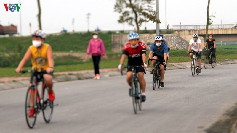 cach ly toan xa hoi, nguoi dan thanh vinh van "do" ve ho dieu hoa dao choi hinh 9