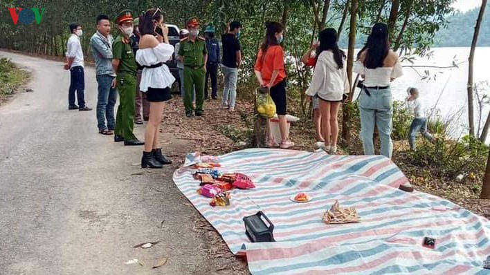 nhom 9 nguoi di da ngoai trong dich covid-19 bi xu phat 3,6 trieu dong hinh 1