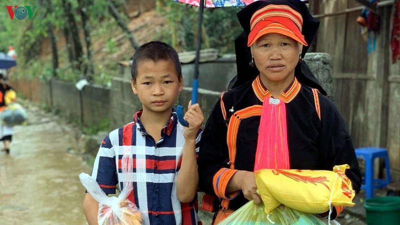 anh: nguoi dan phong tho, lai chau am long hon sau thien tai hinh 11