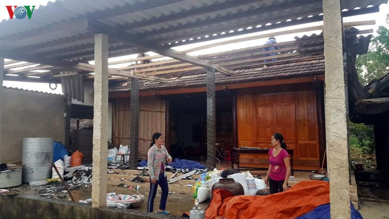 hon 100 ngoi nha bi hu hai do loc xoay o ha tinh hinh 2