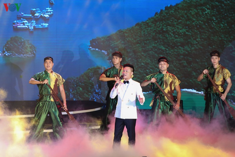 ha long - quang ninh chao he ruc ro sac mau hinh 6