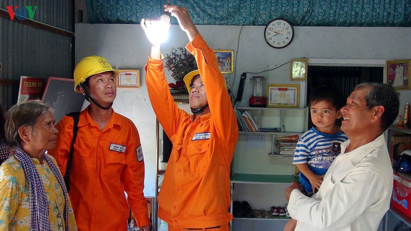 dien sinh hoat 1 gia: 80% ho tieu dung phai tra nhieu tien dien hon hinh 2