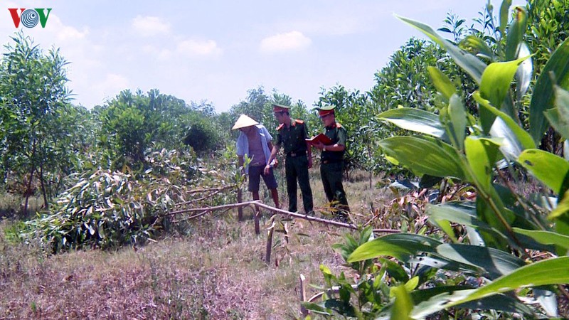mau thuan ca nhan 3 thanh nien ru nhau chat pha vuon keo nha hang xom hinh 1