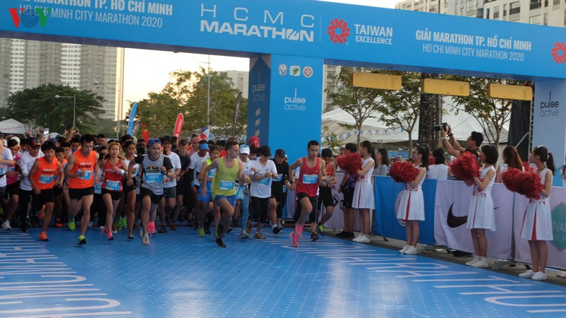 gan 10.000 nguoi tham gia giai chay marathon don nam moi tai tphcm hinh 1