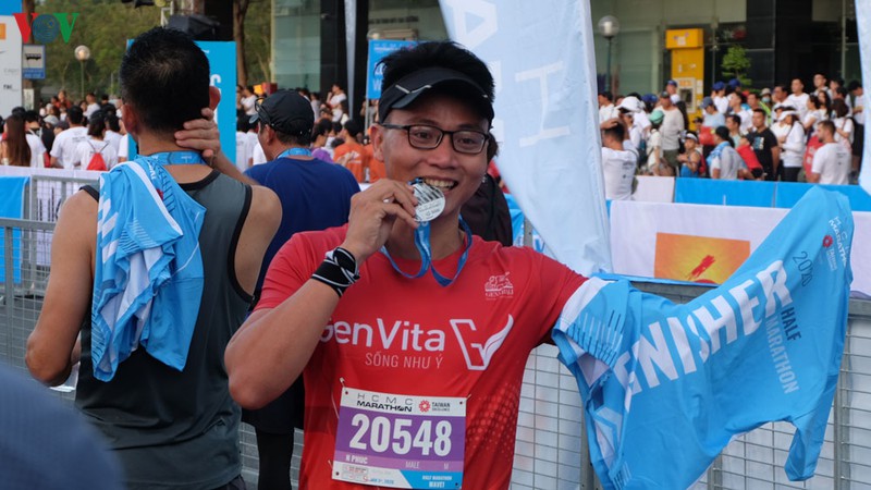 gan 10.000 nguoi tham gia giai chay marathon don nam moi tai tphcm hinh 2