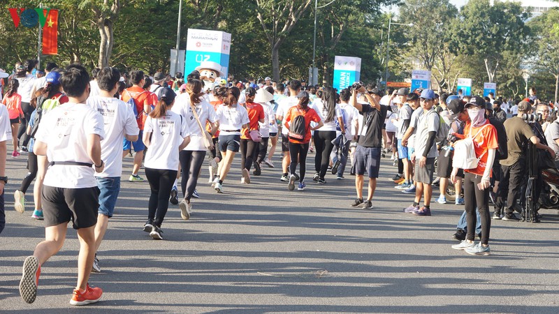 chum anh: hang nghin nguoi tham gia giai marathon tphcm nam 2020 hinh 5