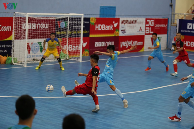 vietfootball thua trang bung, sanatech khanh hoa chia diem phut cuoi hinh 3