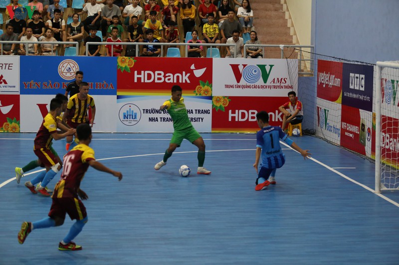 vietfootball thua trang bung, sanatech khanh hoa chia diem phut cuoi hinh 2