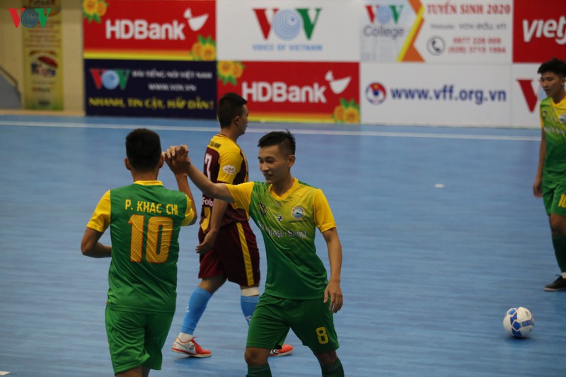 vietfootball thua trang bung, sanatech khanh hoa chia diem phut cuoi hinh 1