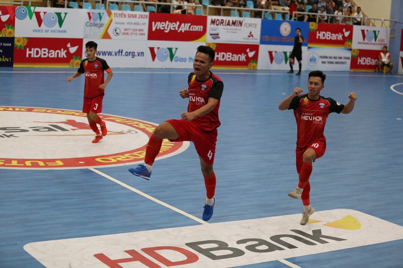 futsal hdbank vdqg 2020: 4 phut bung no, sahako sup do truoc da nang hinh 1