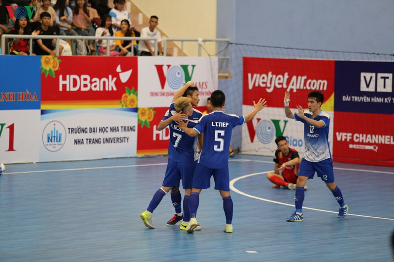 futsal hdbank vdqg 2020: 4 phut bung no, sahako sup do truoc da nang hinh 2