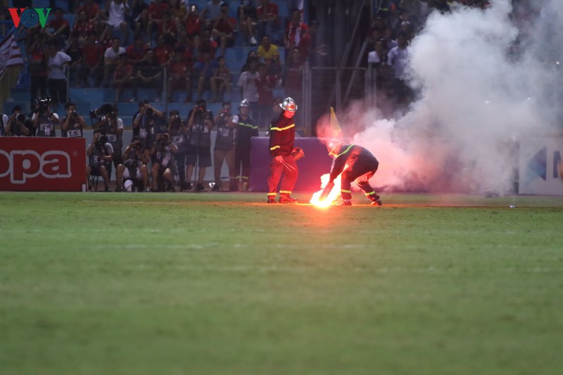 phao sang lai chay o hang day, hai phong lai dang 3 diem cho ha noi fc hinh 2