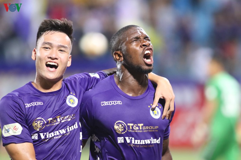 phao sang lai chay o hang day, hai phong lai dang 3 diem cho ha noi fc hinh 5