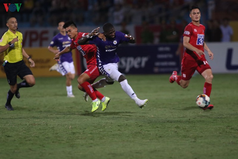 phao sang lai chay o hang day, hai phong lai dang 3 diem cho ha noi fc hinh 9