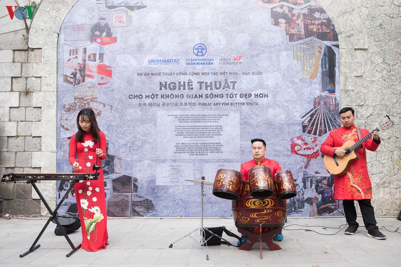 thu vi trai nghiem tro choi dan gian tren pho di bo phung hung hinh 15