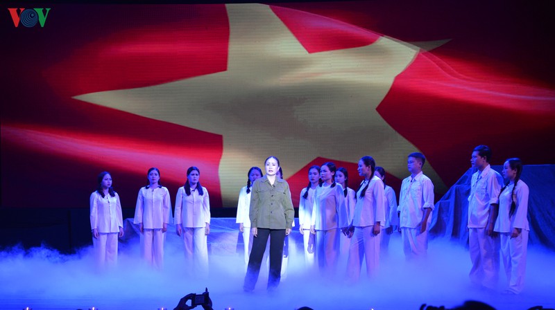 lang dong va xuc dong voi hoa lua truong bon hinh 1
